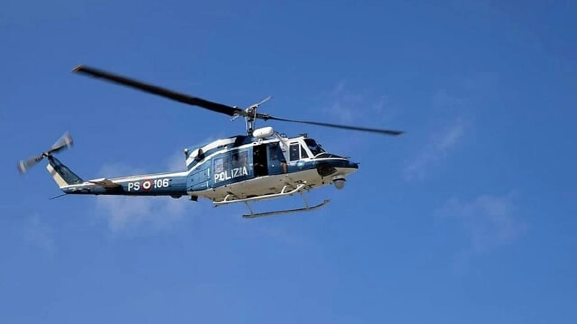 Speronati dalla polizia, fuggono a piedi: caccia ai responsabili, in volo anche l’elicottero